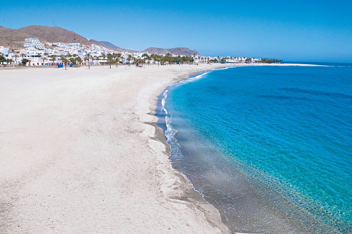 Una imagen de Playa de los Cocones y Barquicos